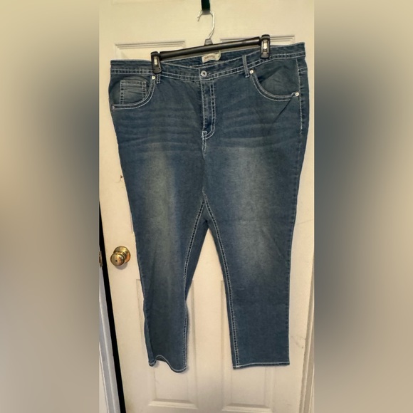 Women’s plus size Faded Glory Jeans pre-owned. Sequins on the pockets. Size 26W - Picture 2 of 3